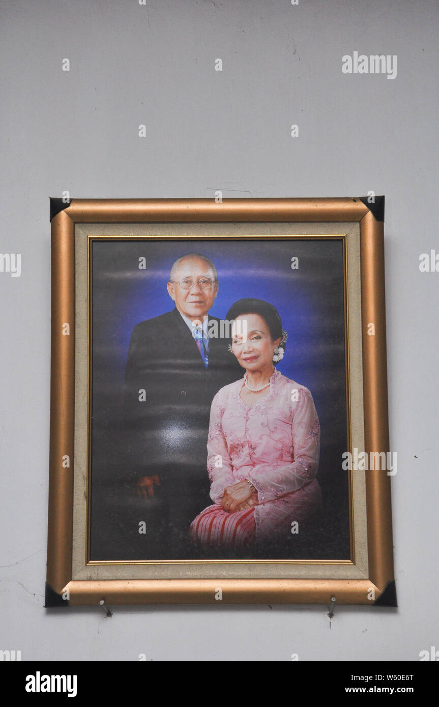 Photographie d'Andarias Sarra, 80, et 73, Nony Dortje, accroché au mur. La photo a été prise pour célébrer leur 50e anniversaire de mariage en 2009. Banque D'Images