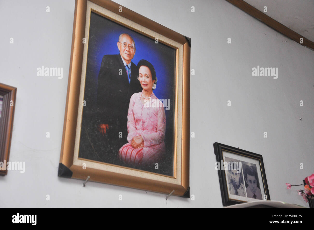 Photographie d'Andarias Sarra, 80, et 73, Nony Dortje, accroché au mur. La photo a été prise pour célébrer leur 50e anniversaire de mariage en 2009. Banque D'Images