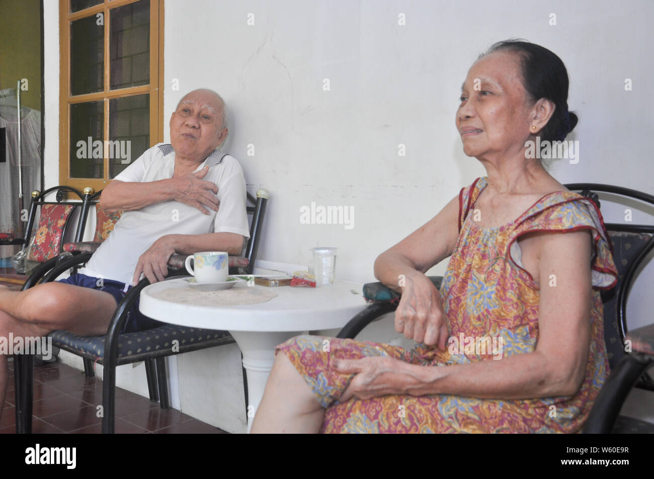 Andarias Sarra (L) , 80, et son épouse Dortje Nony (R), 73 ans, s'asseoir à la maison véranda dans Kapasa Village. M. Sarra survit d'attaques à deux temps. Il Banque D'Images