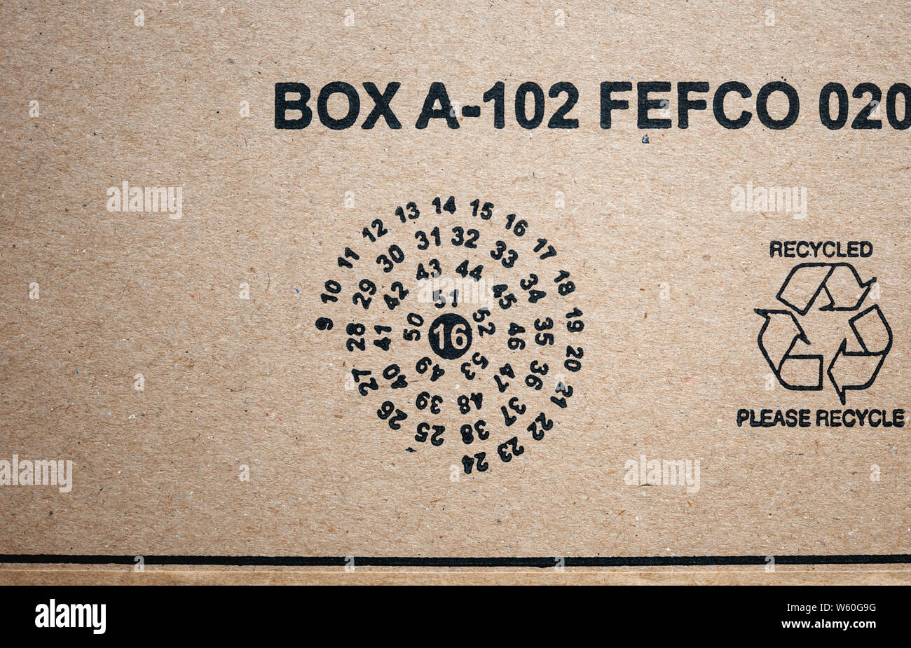 Paris, France - Jan 29, 2019 : Vue de dessus à l'Amazon e-commerce colis  boîte en carton avec date de fabrication et le recyclage Merci de recycler  signer Photo Stock - Alamy