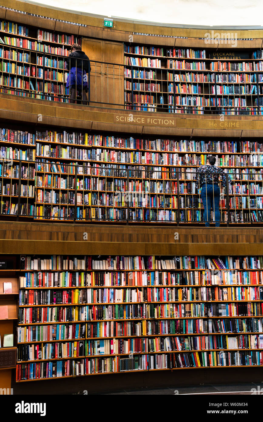Détails des collections de livres sur des étagères à l'intérieur de l'Stadsbiblioteket, bibliothèque publique de Stockholm, Suède Banque D'Images
