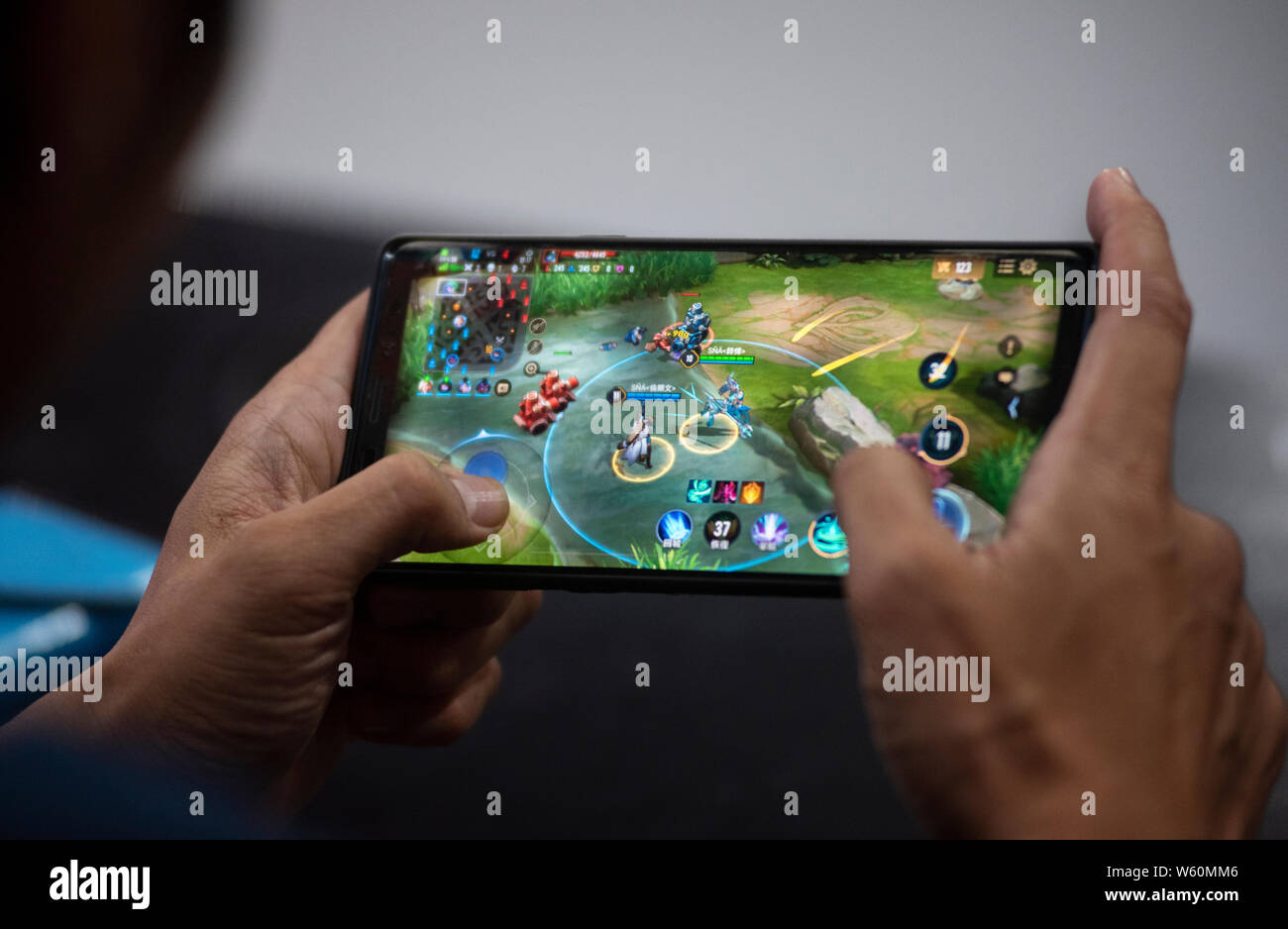 Un concurrent joue le jeu mobile au cours de l'E-sport et de la musique de Hong Kong. Banque D'Images