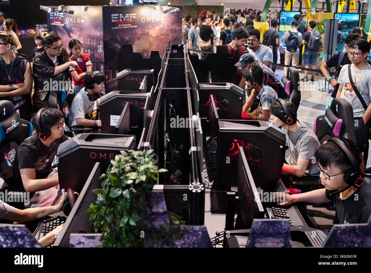 Les visiteurs de jouer aux jeux vidéo pendant l'E-Sports, et de la musique de Hong Kong. Banque D'Images