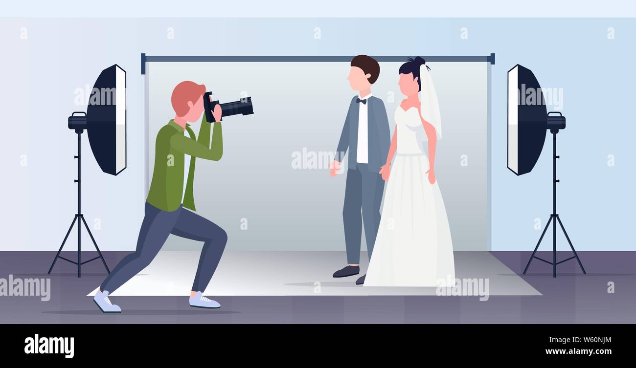 Photographe professionnel de mariage tournage sur caméra jeunes mariés couple embracing couple posing in studio photo moderne toute la longueur de l'intérieur Illustration de Vecteur