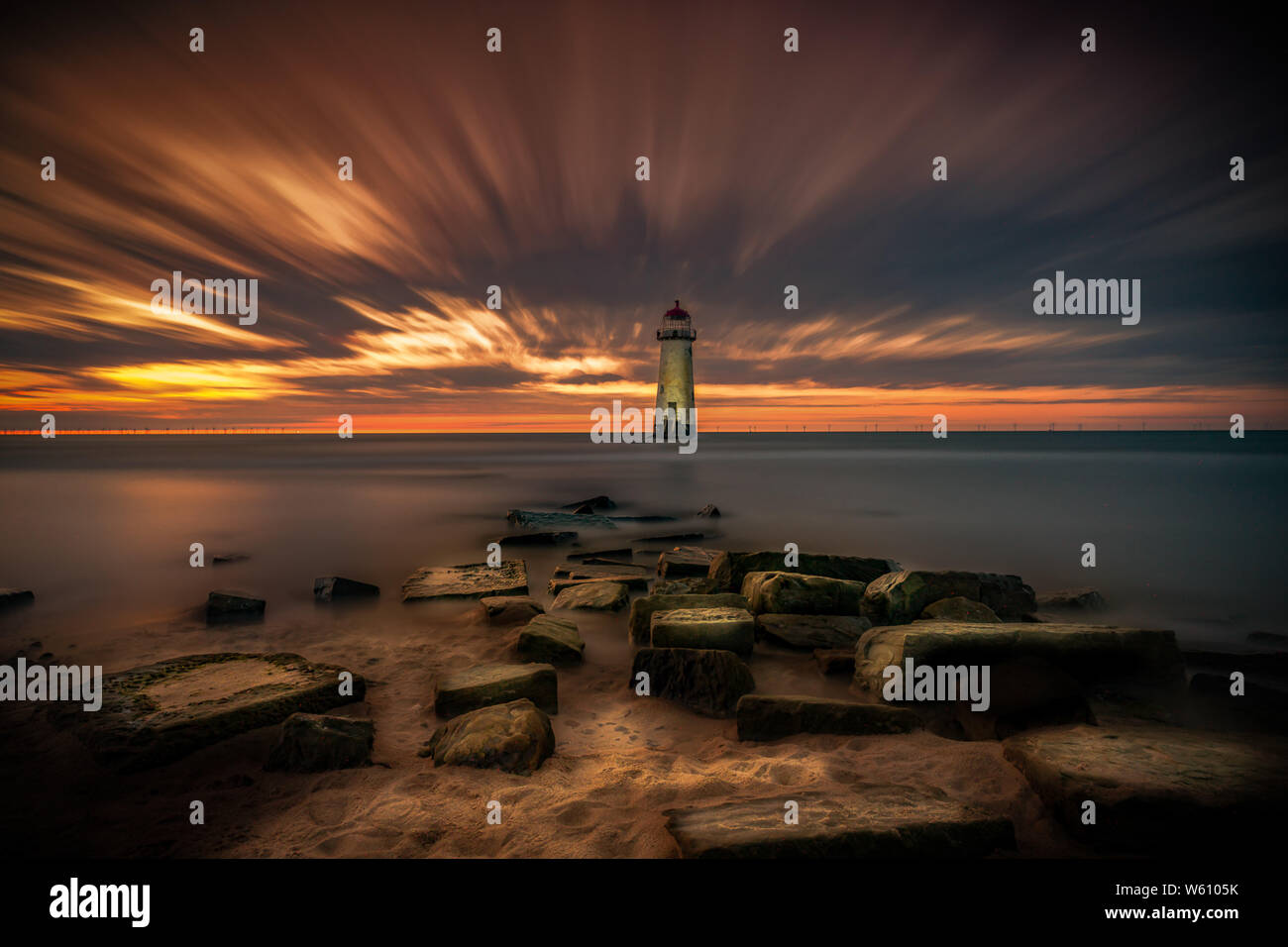 A pris cette images comme le soleil se couchait au point de phare de talacre ayre, plage, au nord du Pays de Galles. Une longue exposition de 928 secondes pour obtenir cet effet Banque D'Images