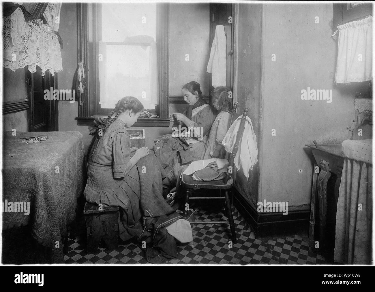 Averzano famille, photo prise 1:30 P.M. le 6 mars, une journée d'école et Joséphine a dit qu'elle n'allait pas à l'école cette semaine sur le compte du travail. J'aime travailler et j'aime aller à l'école aussi. Notre enquêteur ses rapports comme un truant. La soeur de huit ans peut ne parlent pas anglais. La ville de New York. Banque D'Images