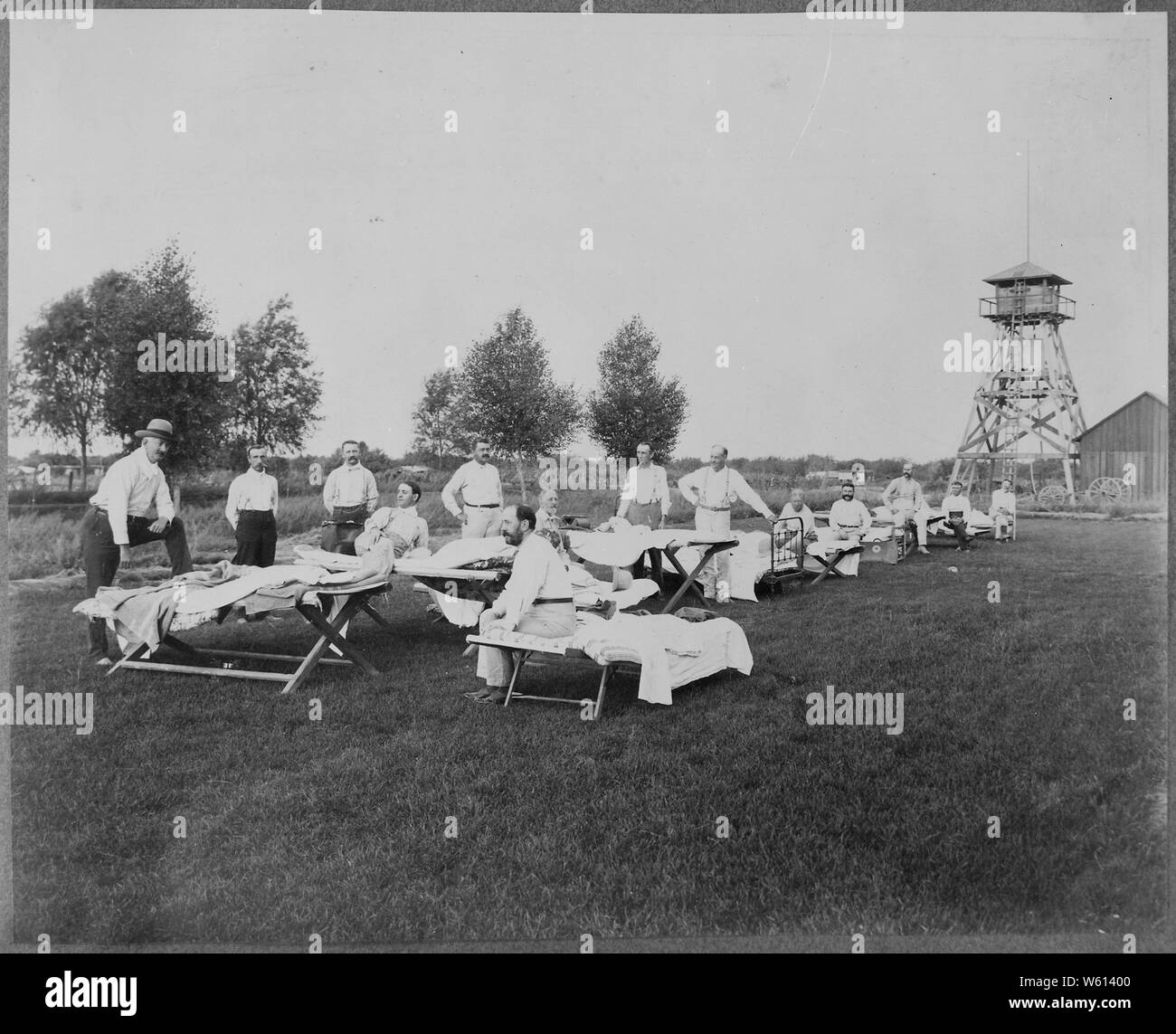 Les hommes de fer et de travail de Blue Grass Lawn, à Calexico. Le développement de la Californie Co. a été dans l'espoir qu'après ce camp les hommes investir dans l'Imperial Valley, ca. 1904 Banque D'Images