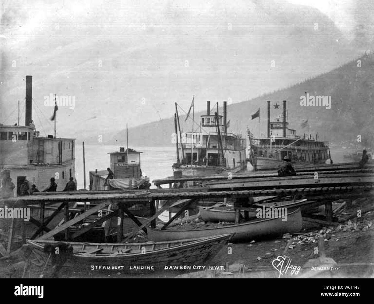 Dawson waterfront montrant docks bateaux à vapeur et des canoës à terre ca 1898 Dawson (HEGG 807). Banque D'Images