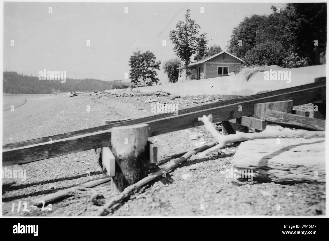 Vue de la plage et de mur de béton à la parcelle 130 N., William Wagner, Jr. Todd Shipyard, Seattle, Washington. ; la portée et contenu : Après la DEUXIÈME GUERRE MONDIALE, l'ensemble de la Marine sur surplusing biens possédés ou utilisés pendant la guerre. Nombre de ces biens avaient été exploitées par des entreprises privées. Les bilans qui ont été fait avant la vente comprennent souvent des cartes des installations et photos de bâtiments sur les installations. Banque D'Images