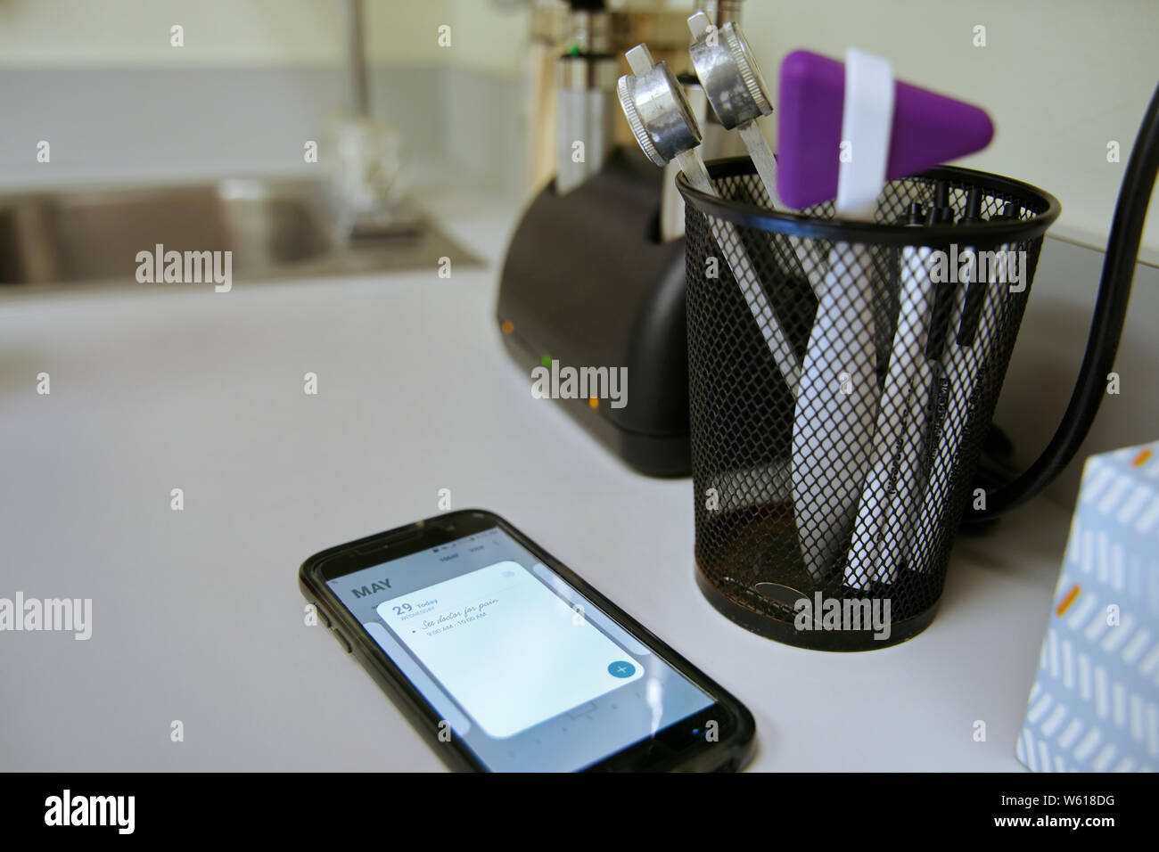 Clinique médicale du Smartphone sur table avec un rendez-vous pour voir un médecin pour des problèmes de douleur. Banque D'Images