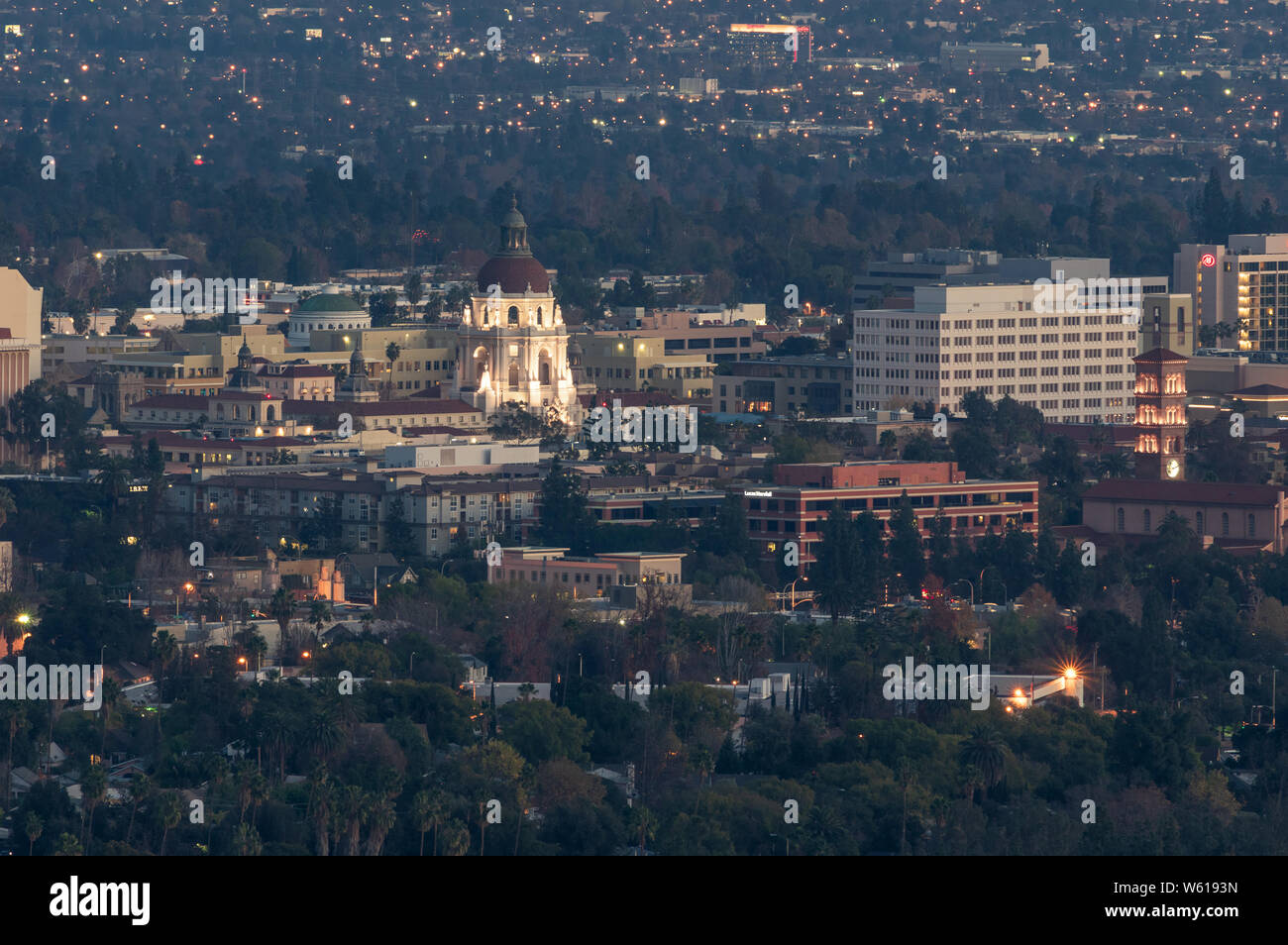 Vue de dessus de Pasadena en Californie. L'historique Hôtel de Ville de Pasadena et église catholique Saint André apparaissent au milieu du terrain. Banque D'Images