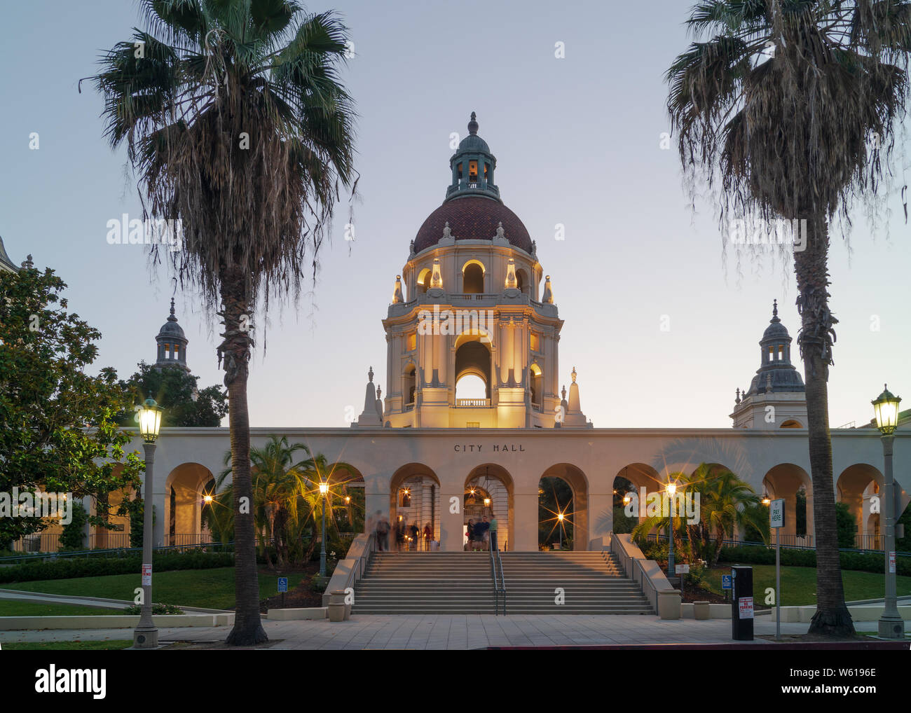 Le magnifique Hôtel de Ville de Pasadena tour principale et arcade au crépuscule. Banque D'Images