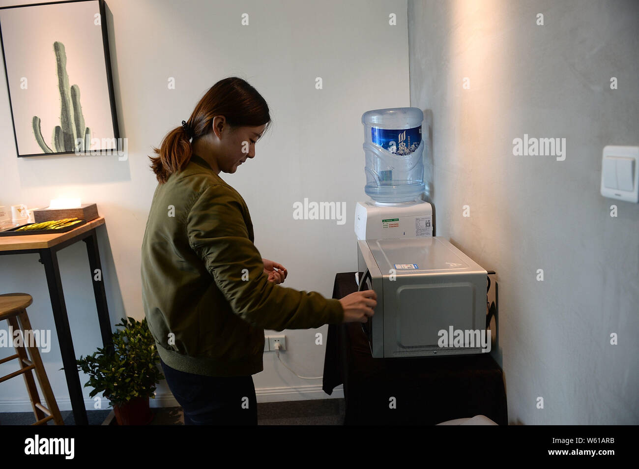 Un résident local utilise l'étude partagée de l'espace dans la ville de Chengdu, dans le sud-ouest de la province chinoise du Sichuan, le 19 octobre 2018. Les utilisateurs de la première étude commune s Banque D'Images