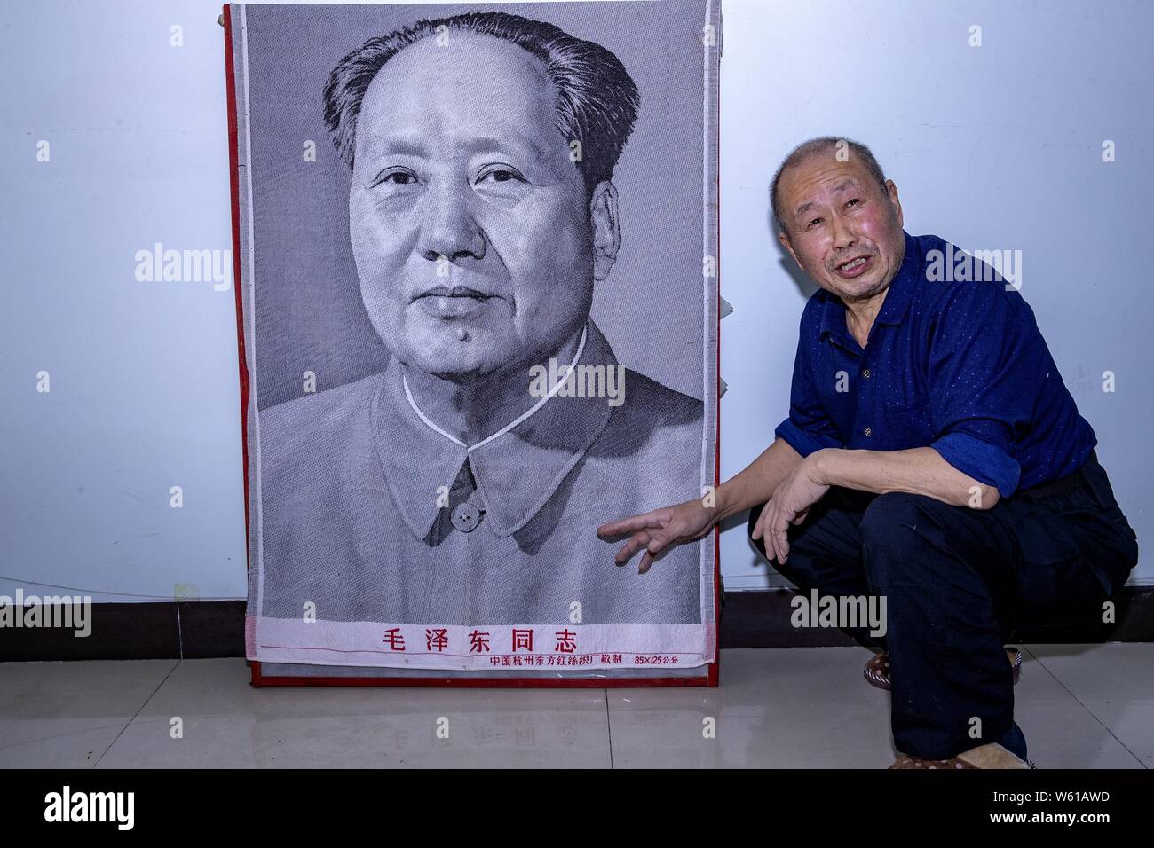 Vieil homme chinois Huang Junde affiche un portrait brodé en soie de la fin Le président Mao Zedong a reçu à son domicile à Chongqing, Chine, 29 Octo Banque D'Images