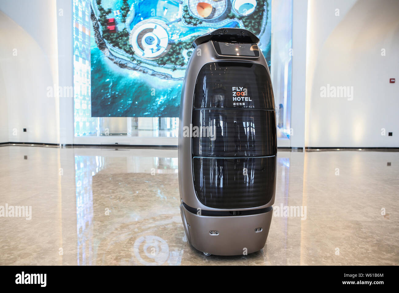 Un robot intelligent sert à l'avenir d'Alibaba Hotel - Fly Zoo d'e-commerce  chinois Alibaba Group géant à Hangzhou, ville de la Chine est Zheji Photo  Stock - Alamy
