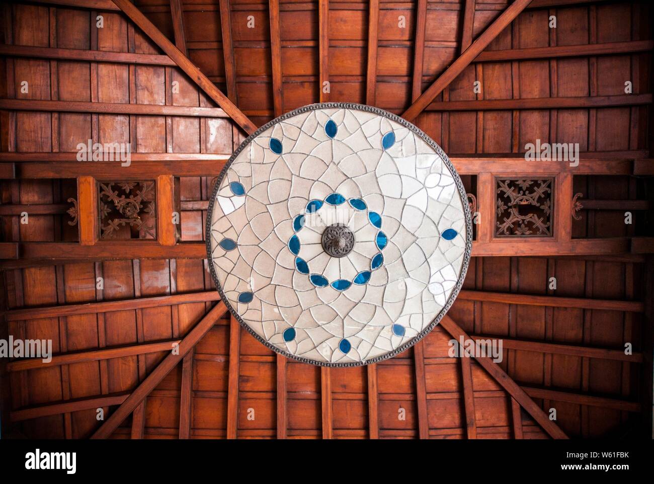 Lustre de style Craftsman sur le plafond en bois Banque D'Images