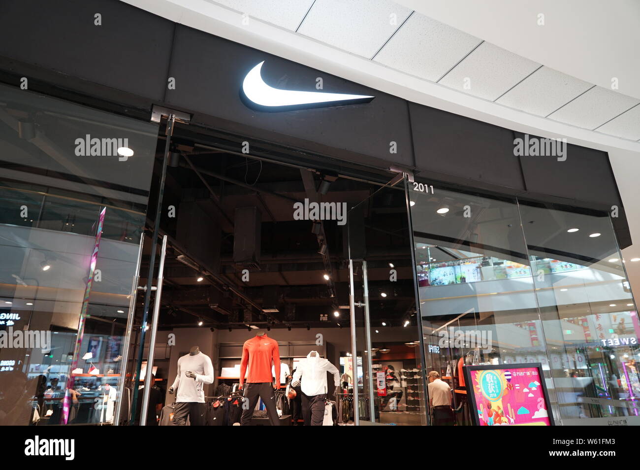 FILE--Vue d'un magasin Nike à Shanghai, Chine, le 2 octobre 2018.  Sportswear Nike géant Inc. le nouveau premier flagship store à Shanghai ai  Photo Stock - Alamy