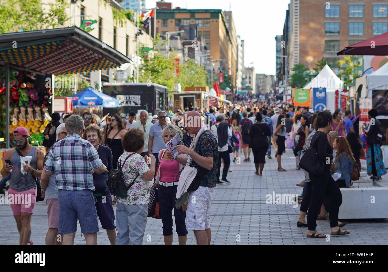 Montréal, Québec / Canada - le 24 juillet 2019 : Un regard vers le bas la rue festive à Juste pour rire de Montréal 2019 Banque D'Images
