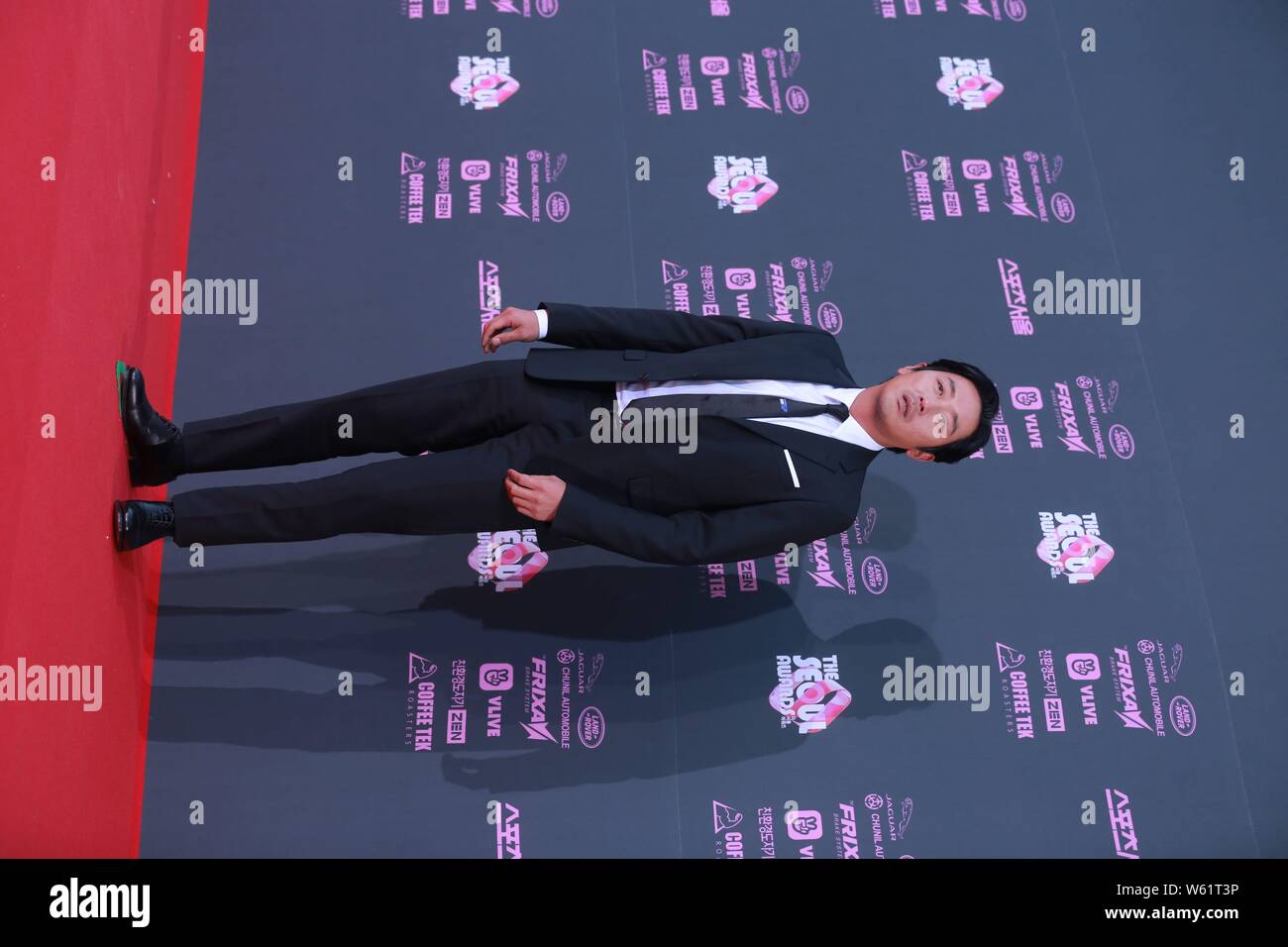 L'acteur sud-coréen Ha Jung-woo pose comme il arrive sur le tapis rouge pour le 2e 'Awards' de Séoul à Séoul, Corée du Sud, le 27 octobre 2018. Banque D'Images