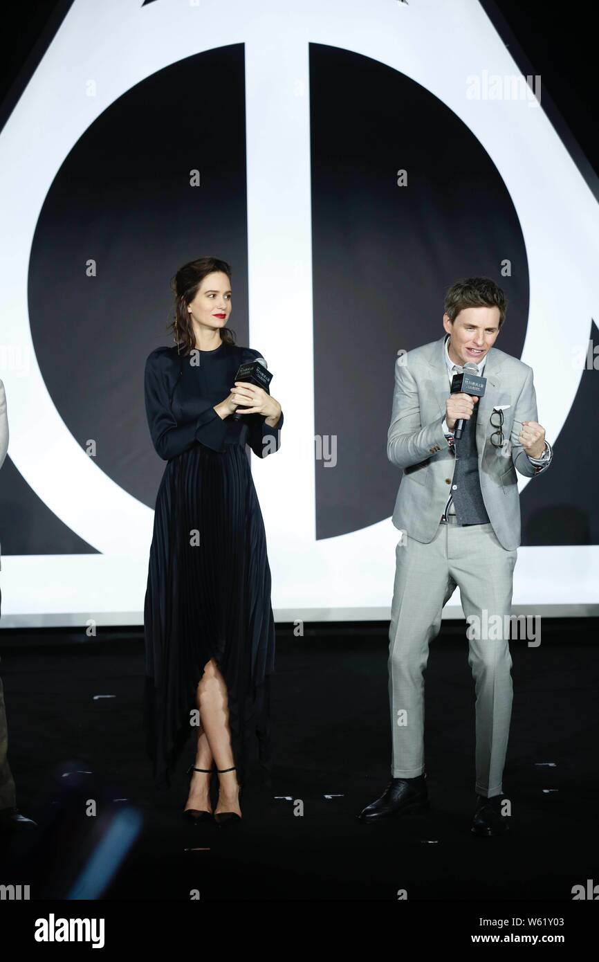 L'actrice américaine Katherine Waterston, à gauche, et l'acteur Eddie Redmayne assister à une conférence de presse pour le film 'Les Animaux Fantastiques : les crimes de Banque D'Images