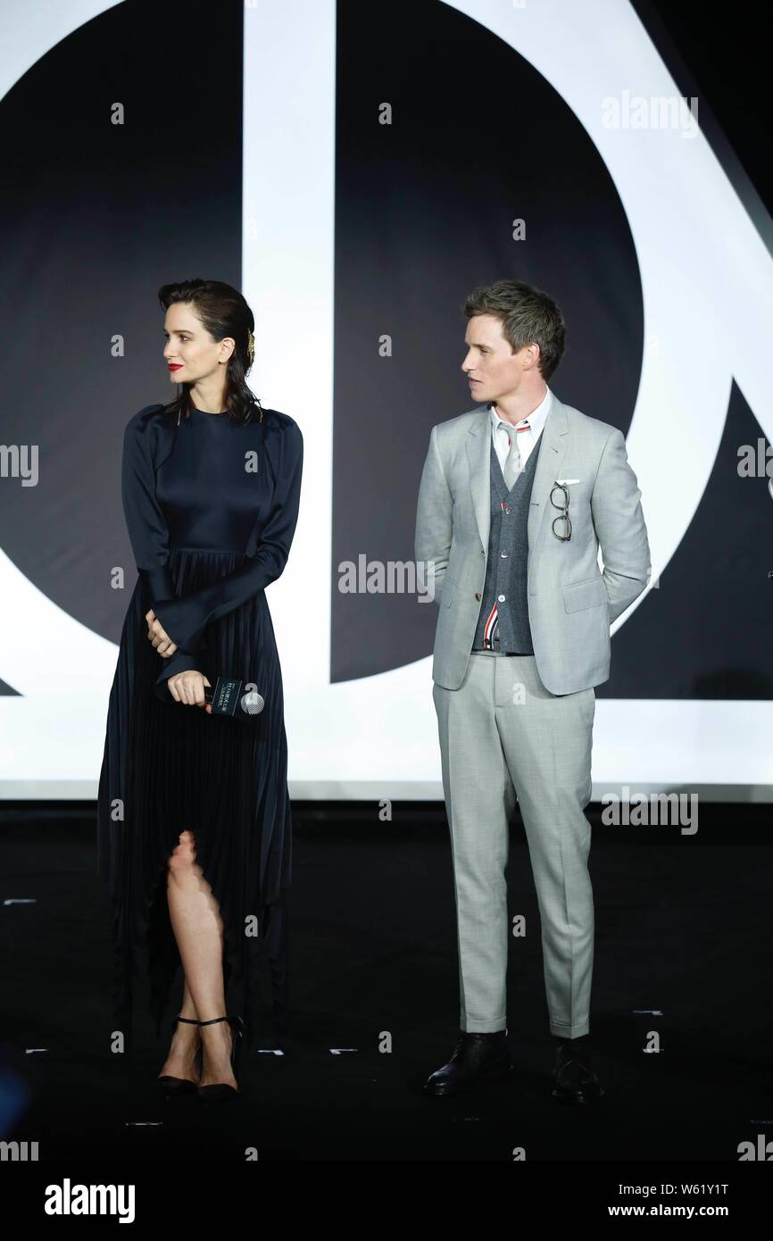 L'actrice américaine Katherine Waterston, à gauche, et l'acteur Eddie Redmayne assister à une conférence de presse pour le film 'Les Animaux Fantastiques : les crimes de Banque D'Images