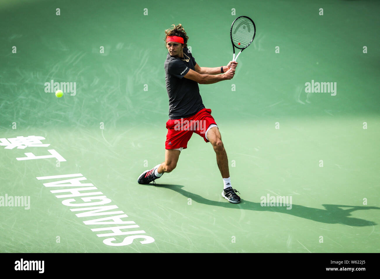 Alexander Zverev de l'Allemagne renvoie un shot de Nikoloz Basilashvili de Géorgie dans leur deuxième match du masculin au cours de la Rolex Shangh Banque D'Images