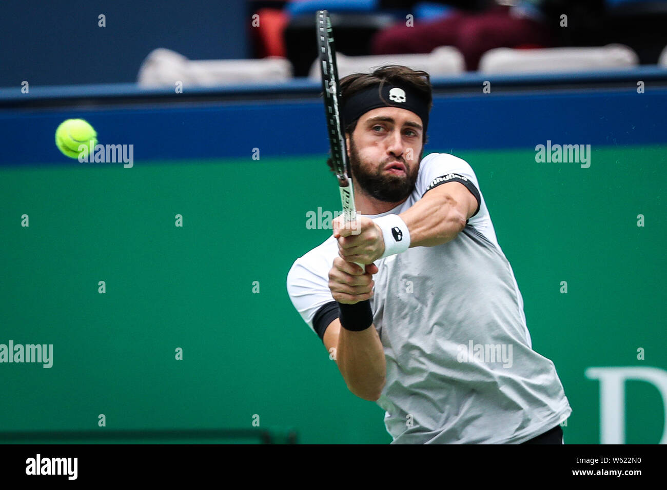 Nikoloz Basilashvili de Géorgie renvoie un shot à Alexandre Zverev de l'Allemagne dans leur deuxième match du masculin au cours de la Rolex Shangh Banque D'Images