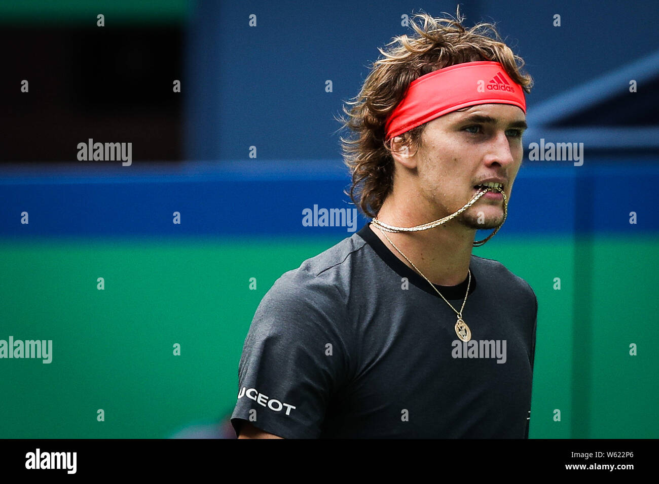 Alexander Zverev d'Allemagne célèbre après avoir battu Nikoloz Basilashvili de Géorgie dans leur deuxième match du masculin au cours de la ROL Banque D'Images