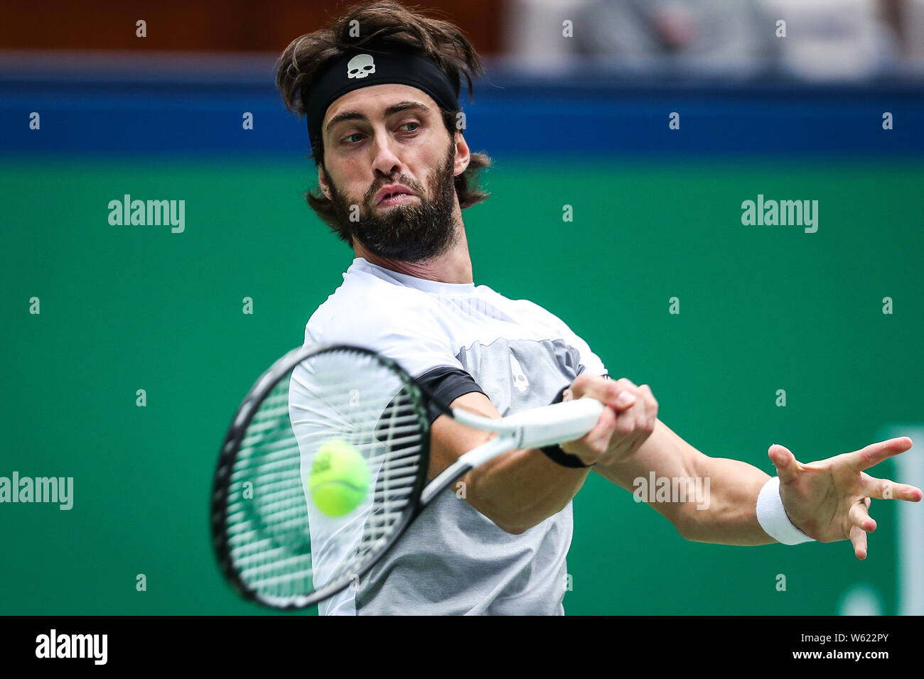 Nikoloz Basilashvili de Géorgie renvoie un shot à Alexandre Zverev de l'Allemagne dans leur deuxième match du masculin au cours de la Rolex Shangh Banque D'Images