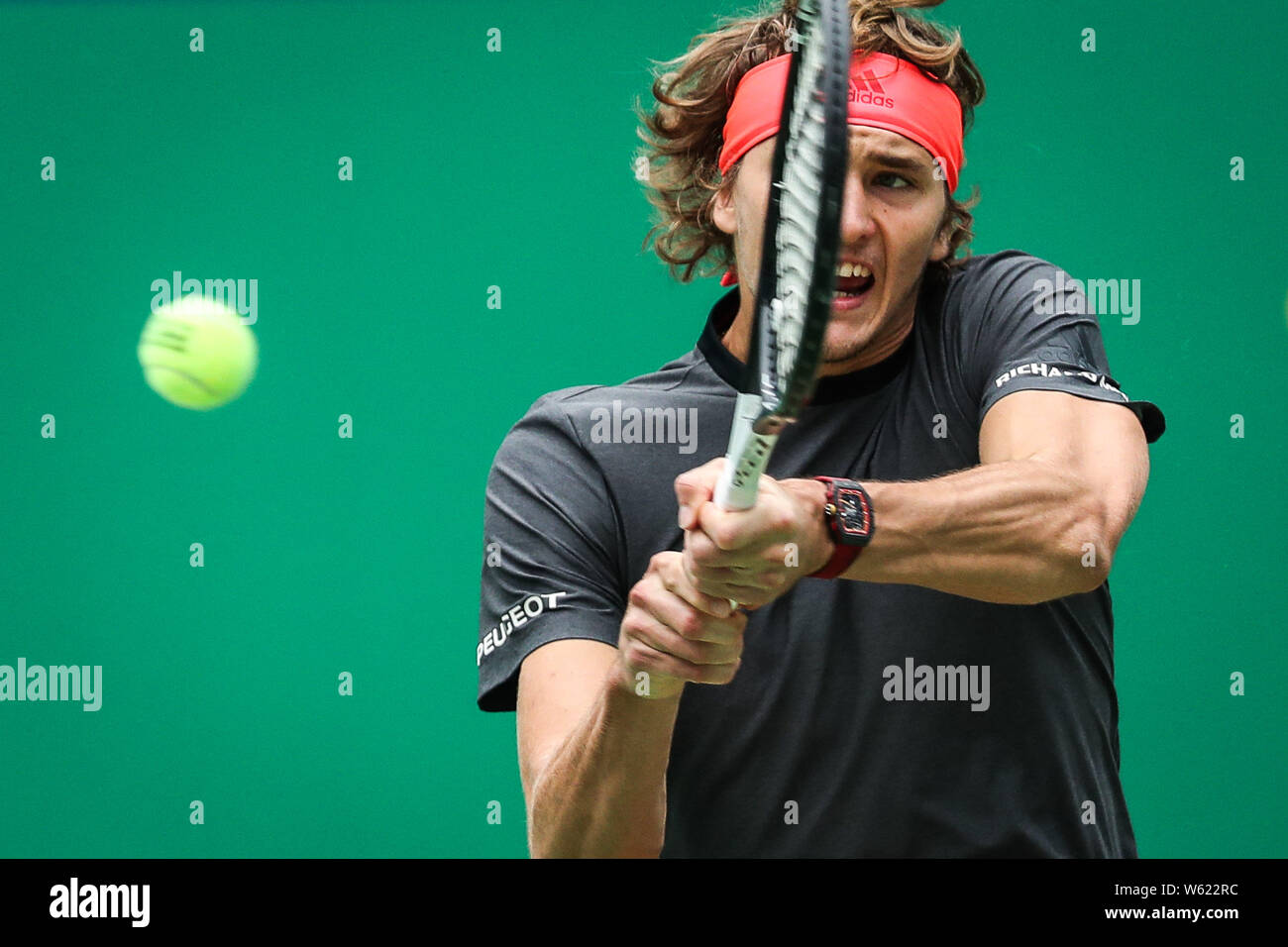 Alexander Zverev de l'Allemagne renvoie un shot de Nikoloz Basilashvili de Géorgie dans leur deuxième match du masculin au cours de la Rolex Shangh Banque D'Images