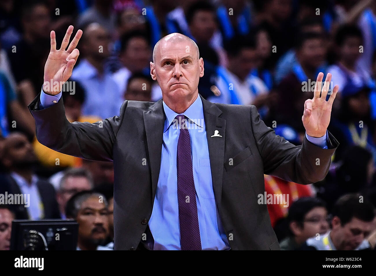Rick Carlisle, entraîneur-chef des Mavericks de Dallas, des gestes pour donner des instructions à ses joueurs qu'ils sont en concurrence contre les Philadelphia 76ers lors de la Shen Banque D'Images