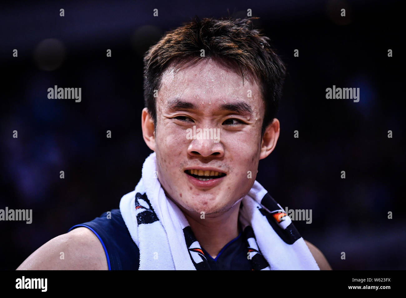 Yanyuhang Ding de Dallas Mavericks réagit comme il regarde ses coéquipiers en compétition contre les Philadelphia 76ers au cours de la correspondance de la Shenzhen Chine NBA Banque D'Images