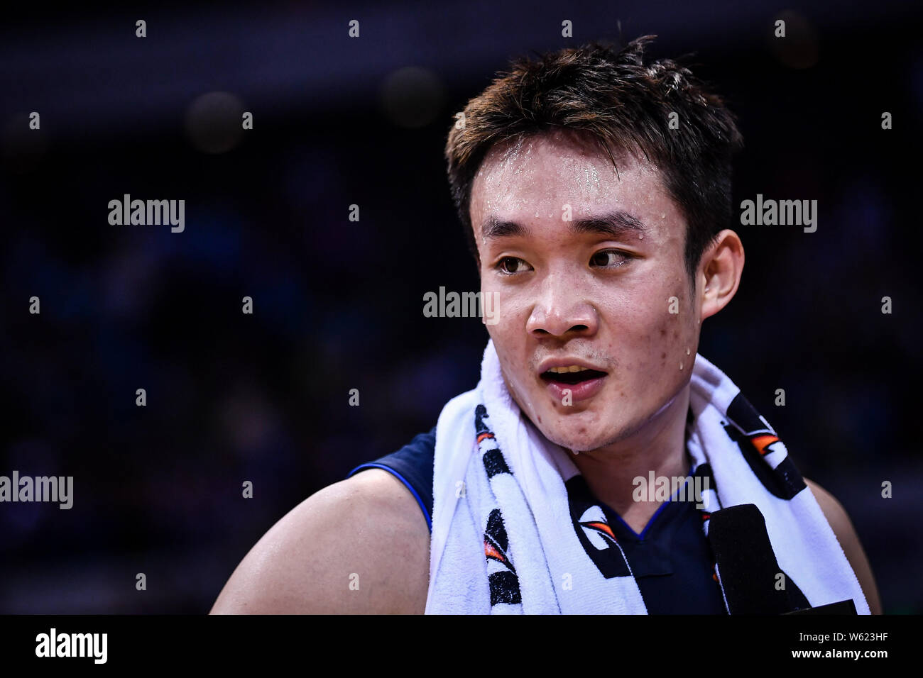 Yanyuhang Ding de Dallas Mavericks réagit comme il regarde ses coéquipiers en compétition contre les Philadelphia 76ers au cours de la correspondance de la Shenzhen Chine NBA Banque D'Images