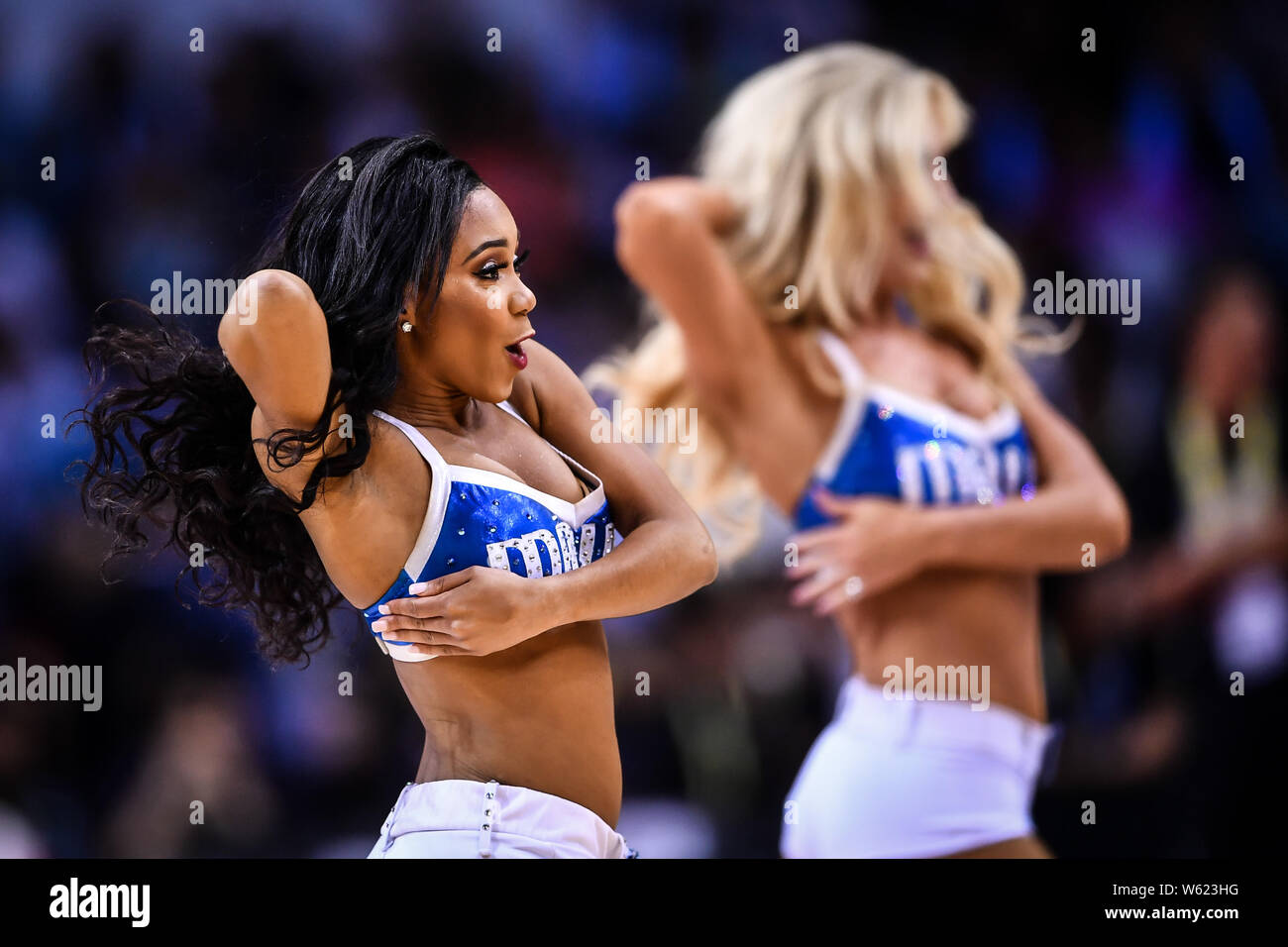 Cheerleaders effectuer au cours de la correspondance de la Shenzhen Chine NBA Dallas Mavericks entre jeux et les Philadelphia 76ers dans la ville de Shenzhen, Chine du sud. Banque D'Images