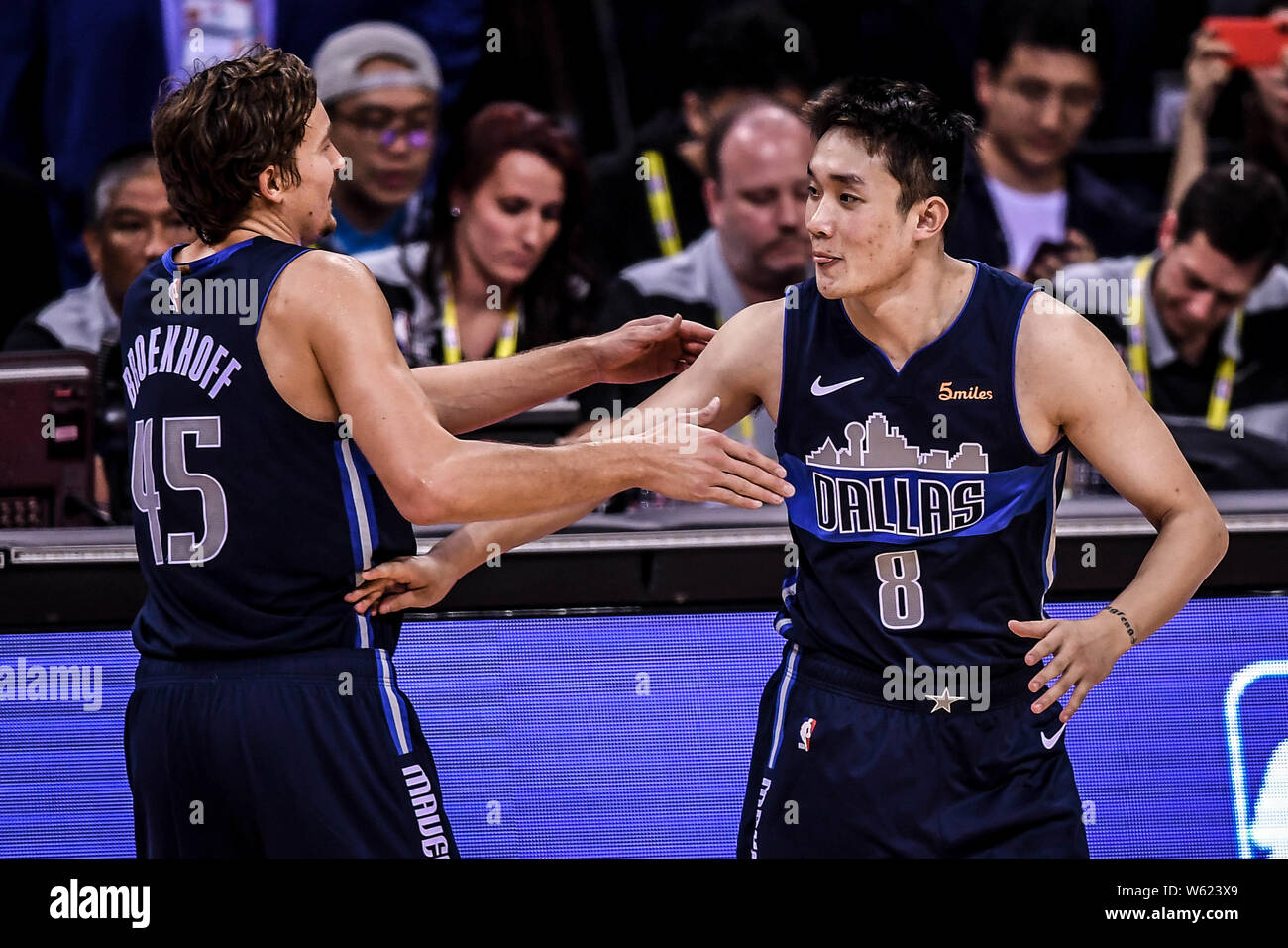 Ding, Yanyuhang, droit de Dallas Mavericks interagit avec Ryan Broekhoff comme ils sont en concurrence contre les Philadelphia 76ers lors de la Shenzhen Match de la N Banque D'Images