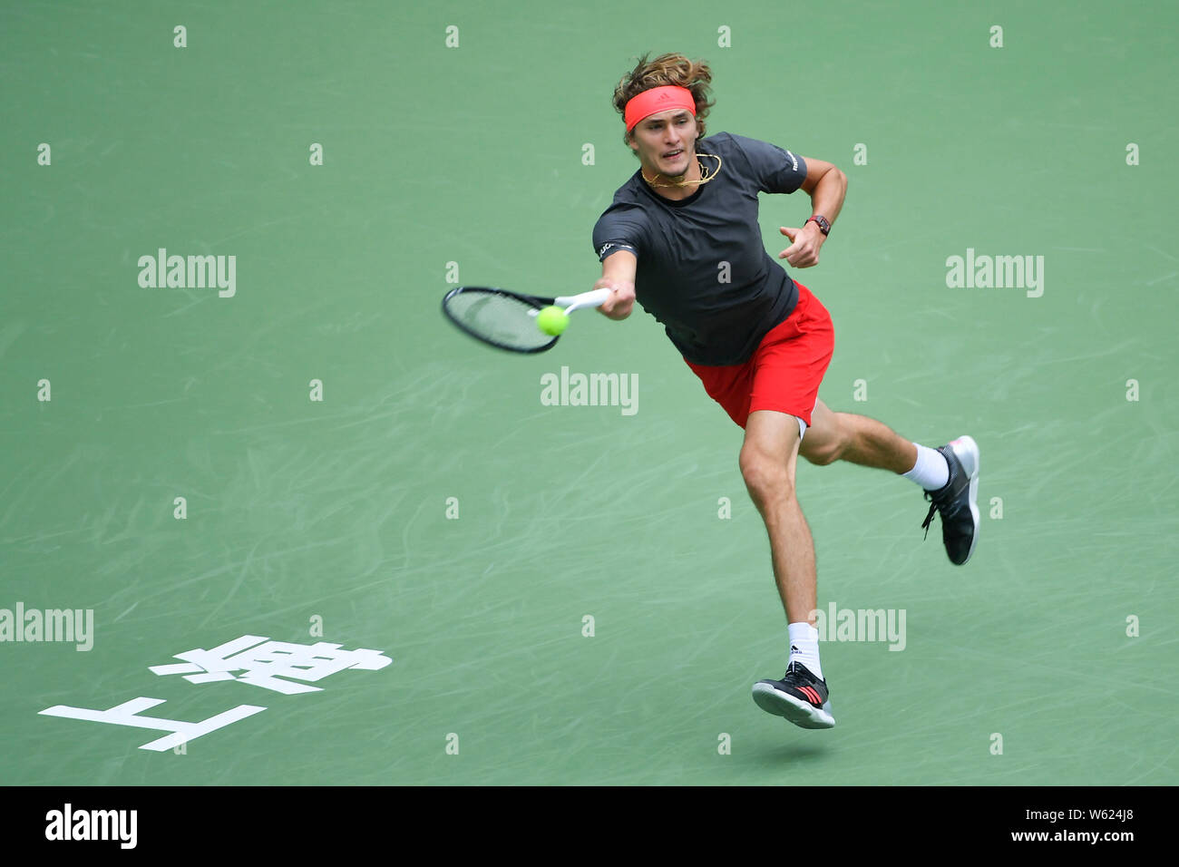 Alexander Zverev de l'Allemagne renvoie un shot de Nikoloz Basilashvili de Géorgie dans leur deuxième match du masculin au cours de la Rolex Shangh Banque D'Images