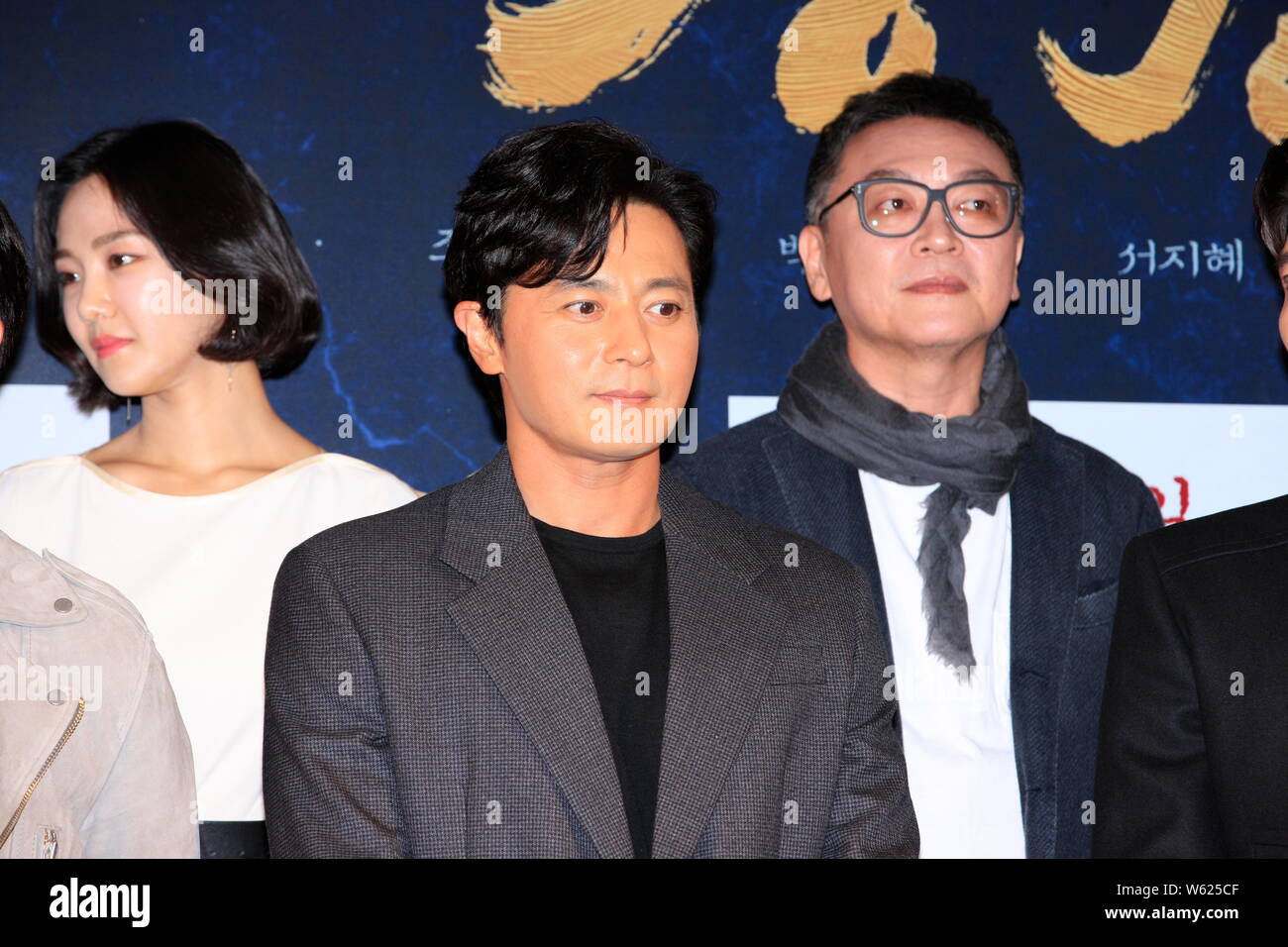 L'acteur sud-coréen Jang Dong-gun, avant, assiste à une conférence de presse pour nouveau film 'La' à Séoul, Corée du Sud, le 18 octobre 2018. Banque D'Images