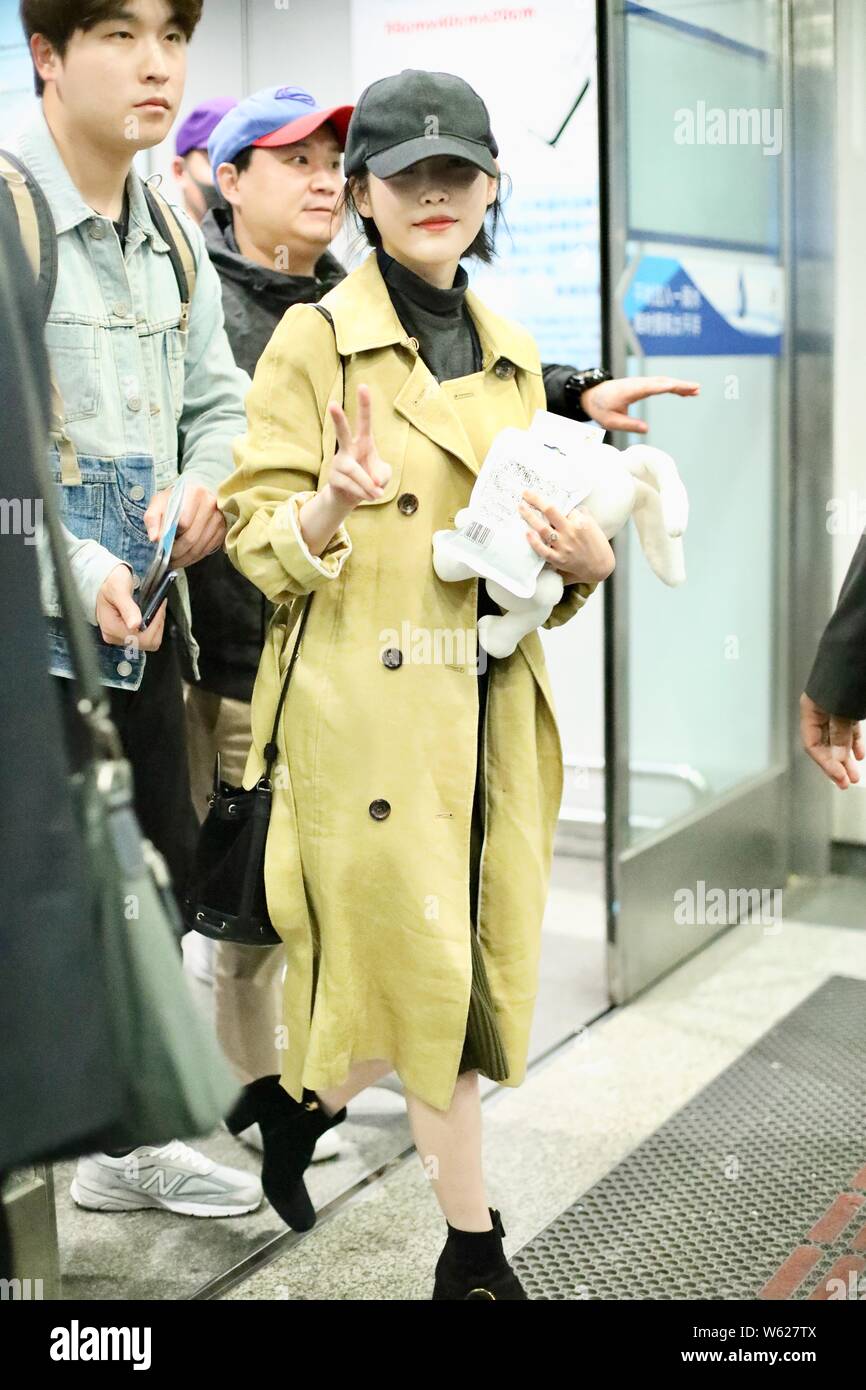 Chanteuse et actrice sud-coréen Lee Ji-eun, professionnellement connue sous le nom de UI, arrive à l'Aéroport International de Pékin à Beijing, Chine, 20 oct. Banque D'Images