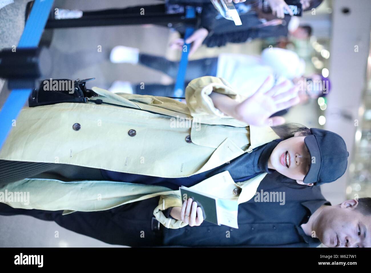 Chanteuse et actrice sud-coréen Lee Ji-eun, professionnellement connue sous le nom de UI, arrive à l'Aéroport International de Pékin à Beijing, Chine, 20 oct. Banque D'Images