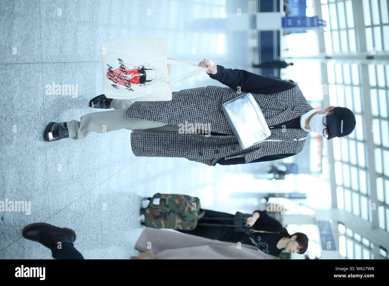 Chanteur et acteur japonais Ryota Katayose de générations d'exil groupe garçon tribu arrive à l'Aéroport International de Pékin à Beijing, Ch Banque D'Images