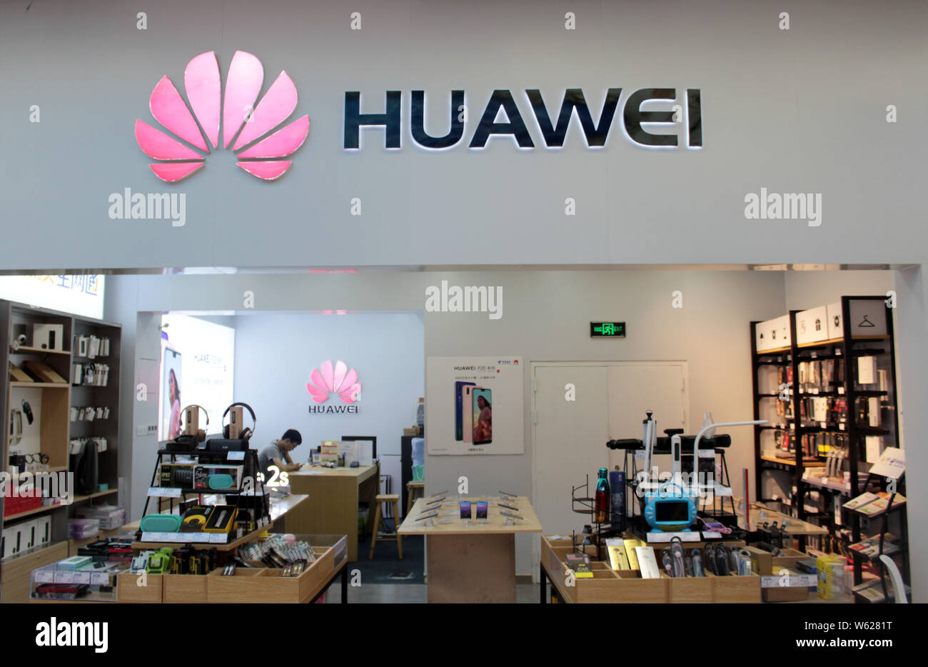 --FILE--Vue d'un magasin de Huawei à Xiamen, ville du sud-est de la province de Fujian en Chine, 19 avril 2018. Après avoir essayé de faire un plongeon dans l'U.S. Banque D'Images