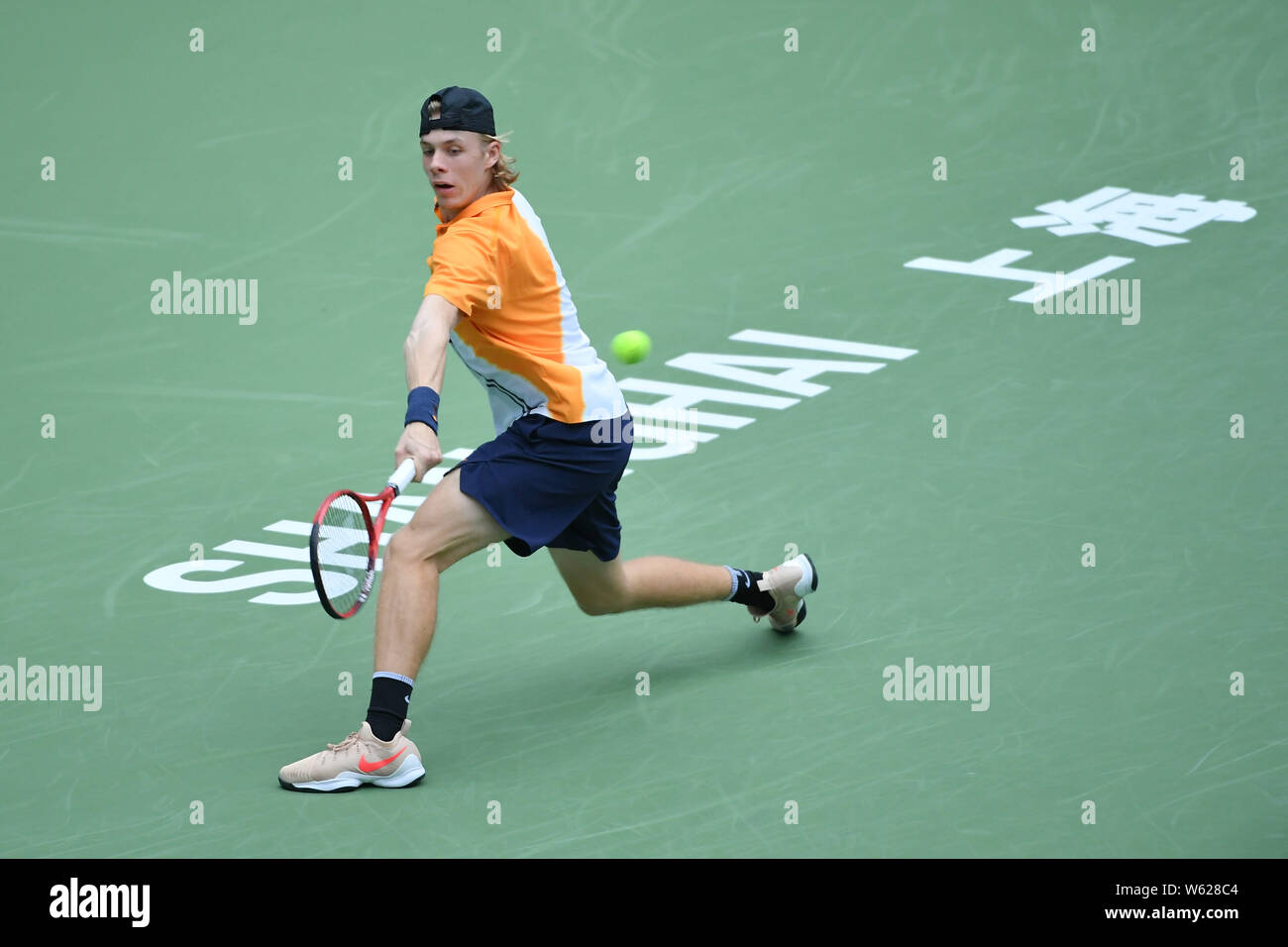 Denis Shapovalov du Canada renvoie un shot de Nikoloz Basilashvili de Géorgie dans leur premier match du masculin au cours de la Shanghai Rolex Banque D'Images