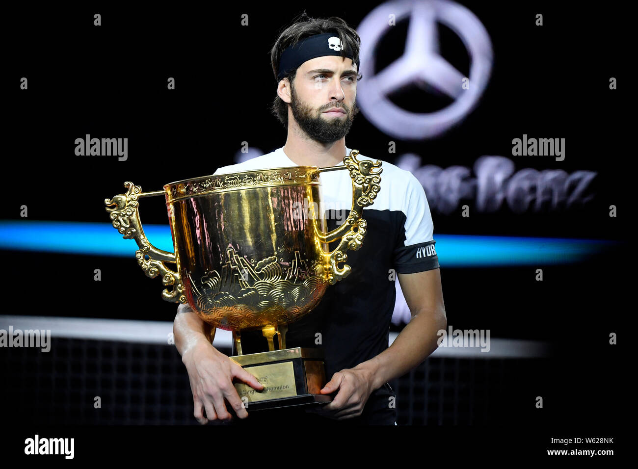 Nikoloz Basilashvili de Géorgie pose avec son trophée après avoir battu Juan Martin Del Potro, de l'Argentine dans leur dernier match de l'EUM masculin Banque D'Images