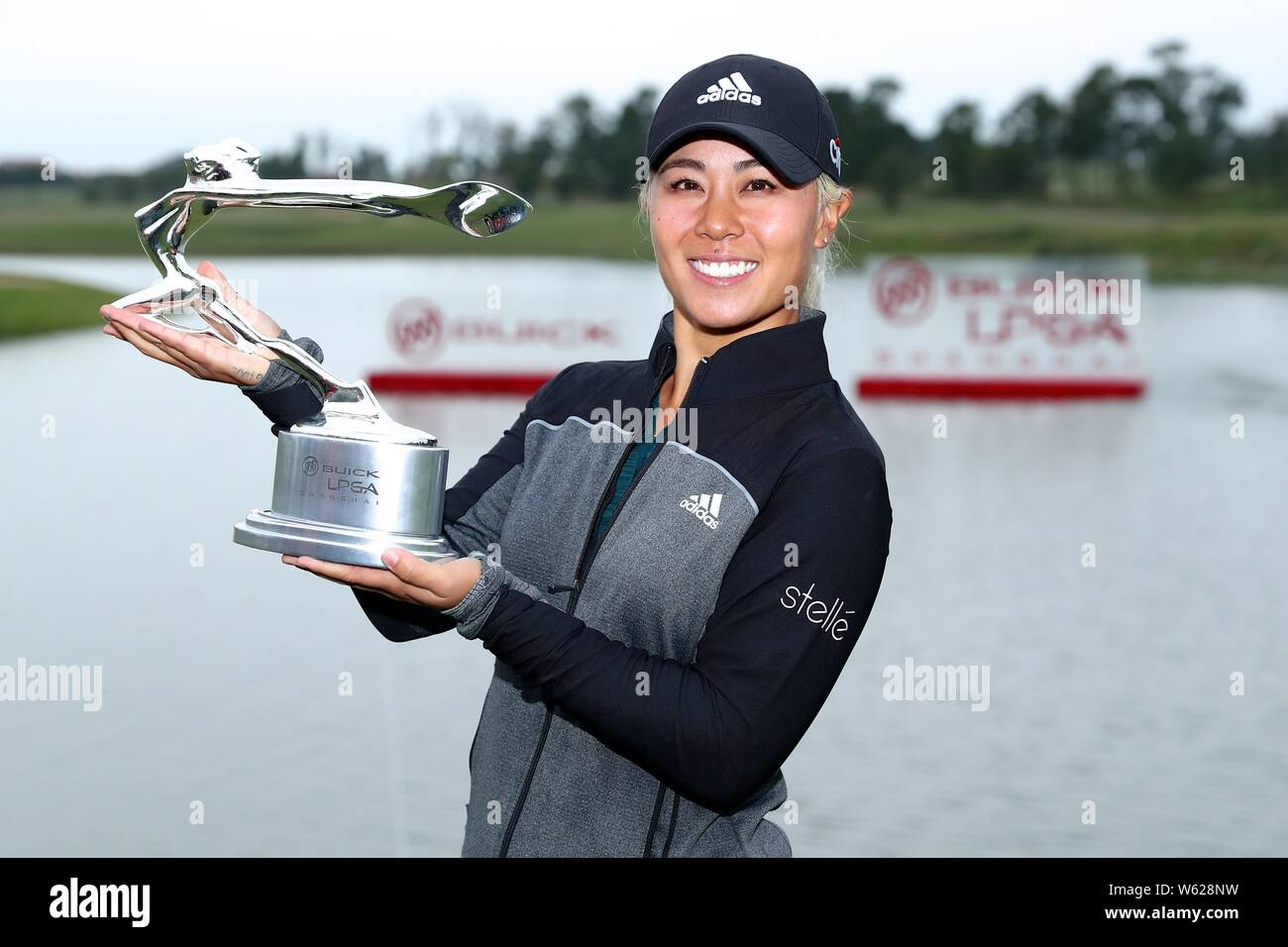 Danielle Kang de l'United States pose avec son trophée après avoir remporté le tour final de la Buick 2018 de Shanghai à Shanghai Qizhong LPGA Golf Jardin Banque D'Images