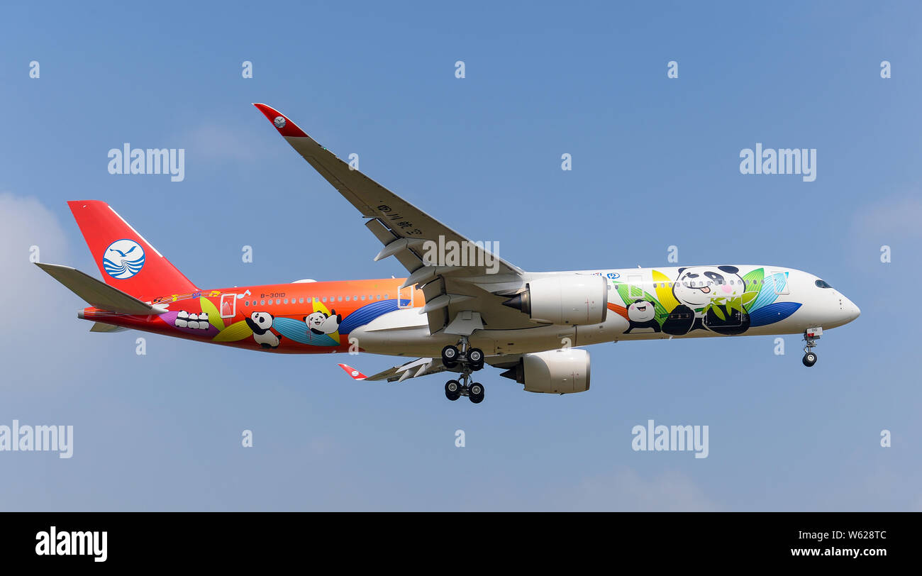 --FILE--un Airbus A350 jet de Sichuan Airlines avec un panda spéciale livrée sur le thème des terres au Chengdu Shuangliu International Airport de Chengd Banque D'Images