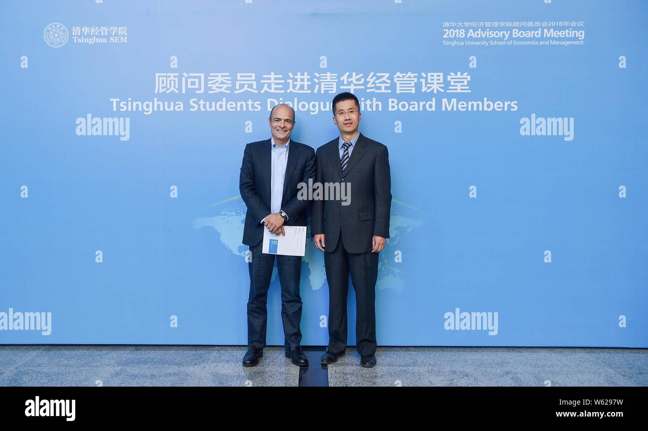 Carlos Brito, gauche, PDG d'Anheuser-Busch InBev, assiste à une conférence à l'Université de Tsinghua à Pékin, Chine, 11 octobre 2018. Banque D'Images