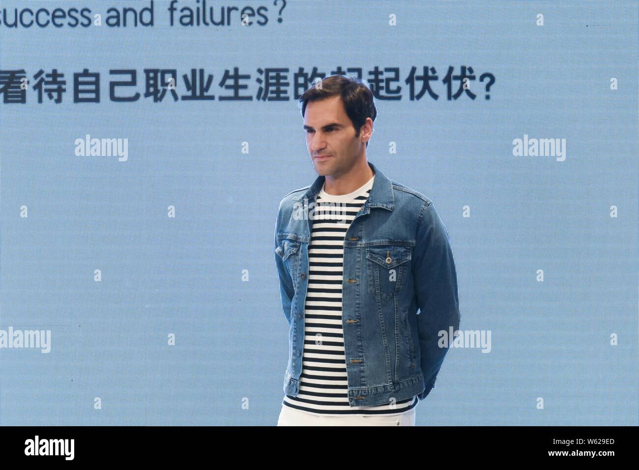 La star du tennis suisse Roger Federer assiste à un événement promotionnel  de la marque japonaise UNIQLO à Shanghai, Chine, le 7 octobre 2018 Photo  Stock - Alamy