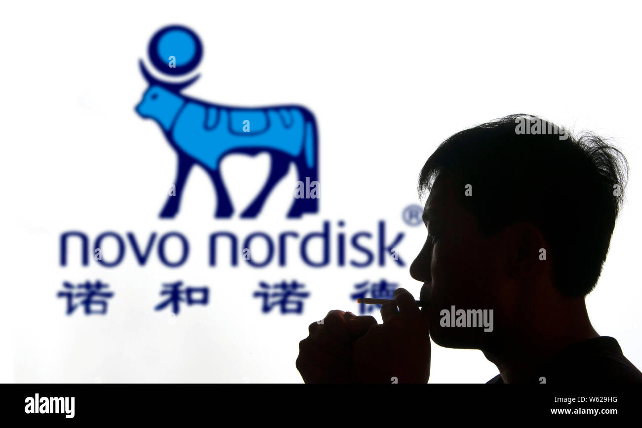 --FILE--un piéton passe devant une publicité pour Novo Nordisk, une société pharmaceutique mondiale connue pour ses médicaments contre le diabète, de Shaoyang, ce Banque D'Images
