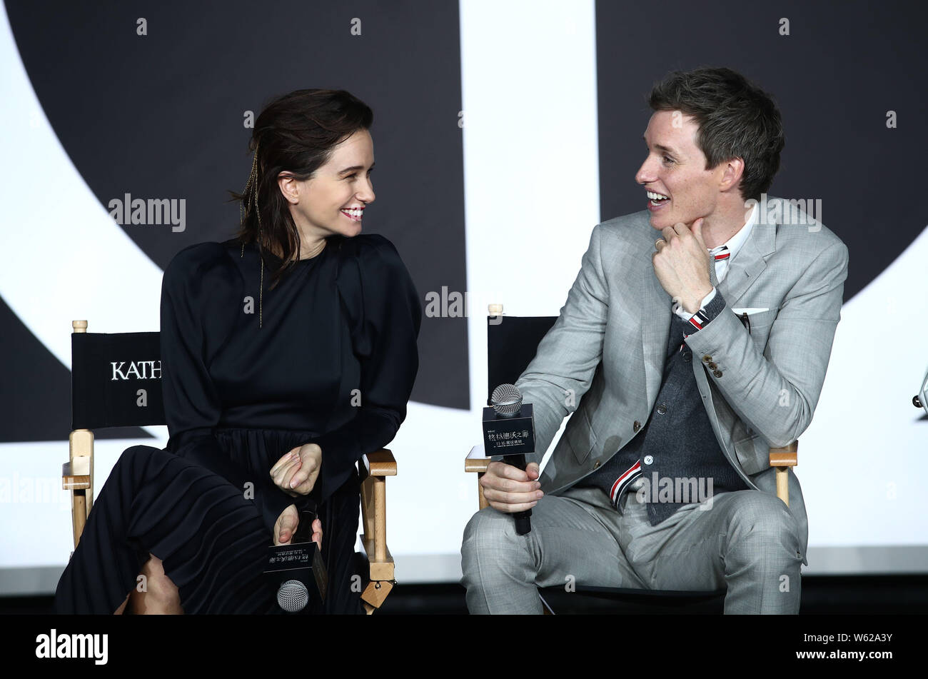 L'actrice américaine Katherine Waterston, à gauche, et l'acteur Eddie Redmayne assister à une conférence de presse pour le film 'Les Animaux Fantastiques : les crimes de Banque D'Images