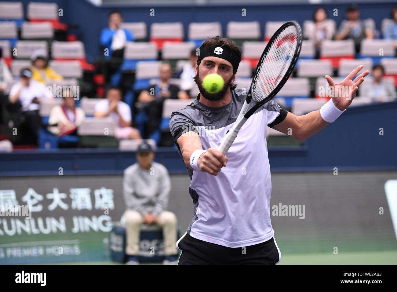 Nikoloz Basilashvili de Géorgie renvoie un shot à Denis Shapovalov du Canada dans leur premier match du masculin au cours de la Shanghai Rolex Banque D'Images